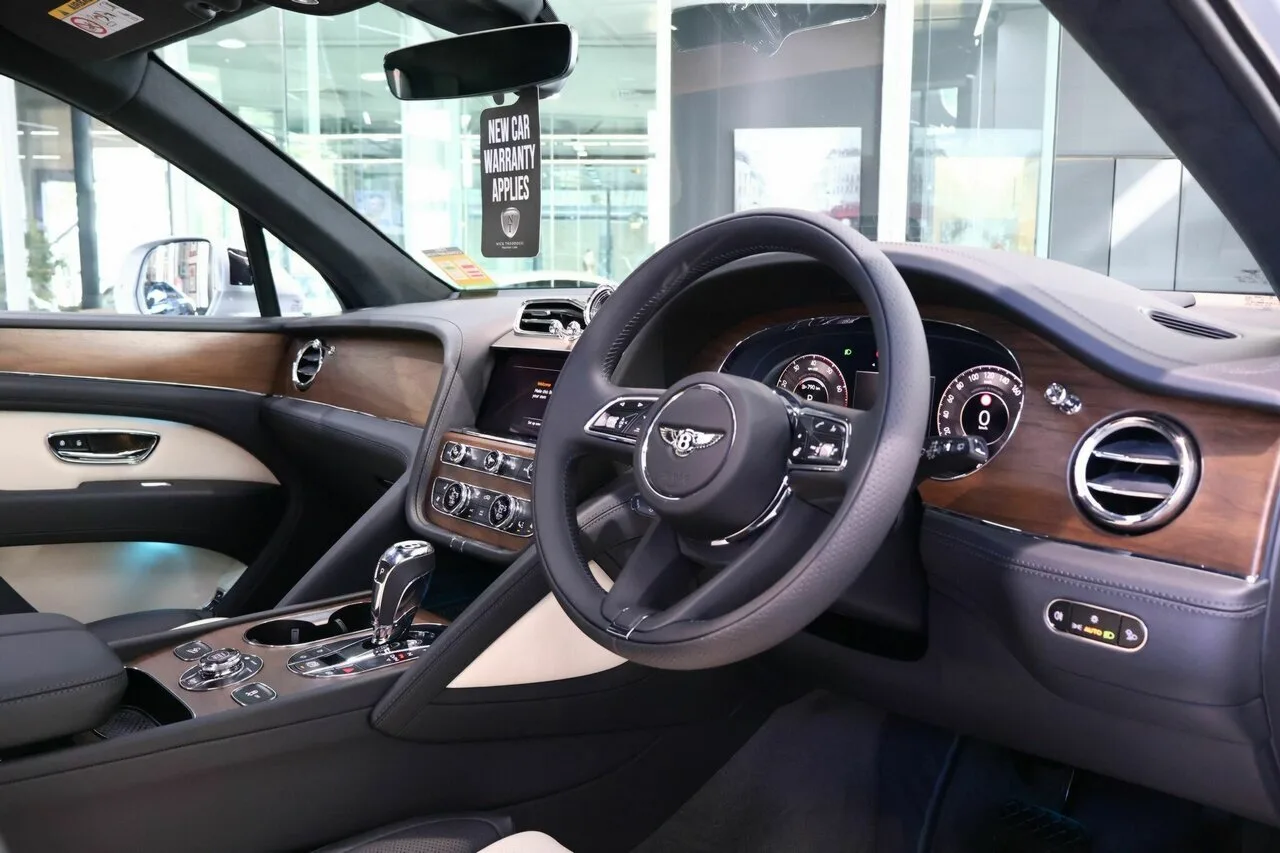 2026 Bentley Bentayga V8 AWD 4V MY26, photo 3