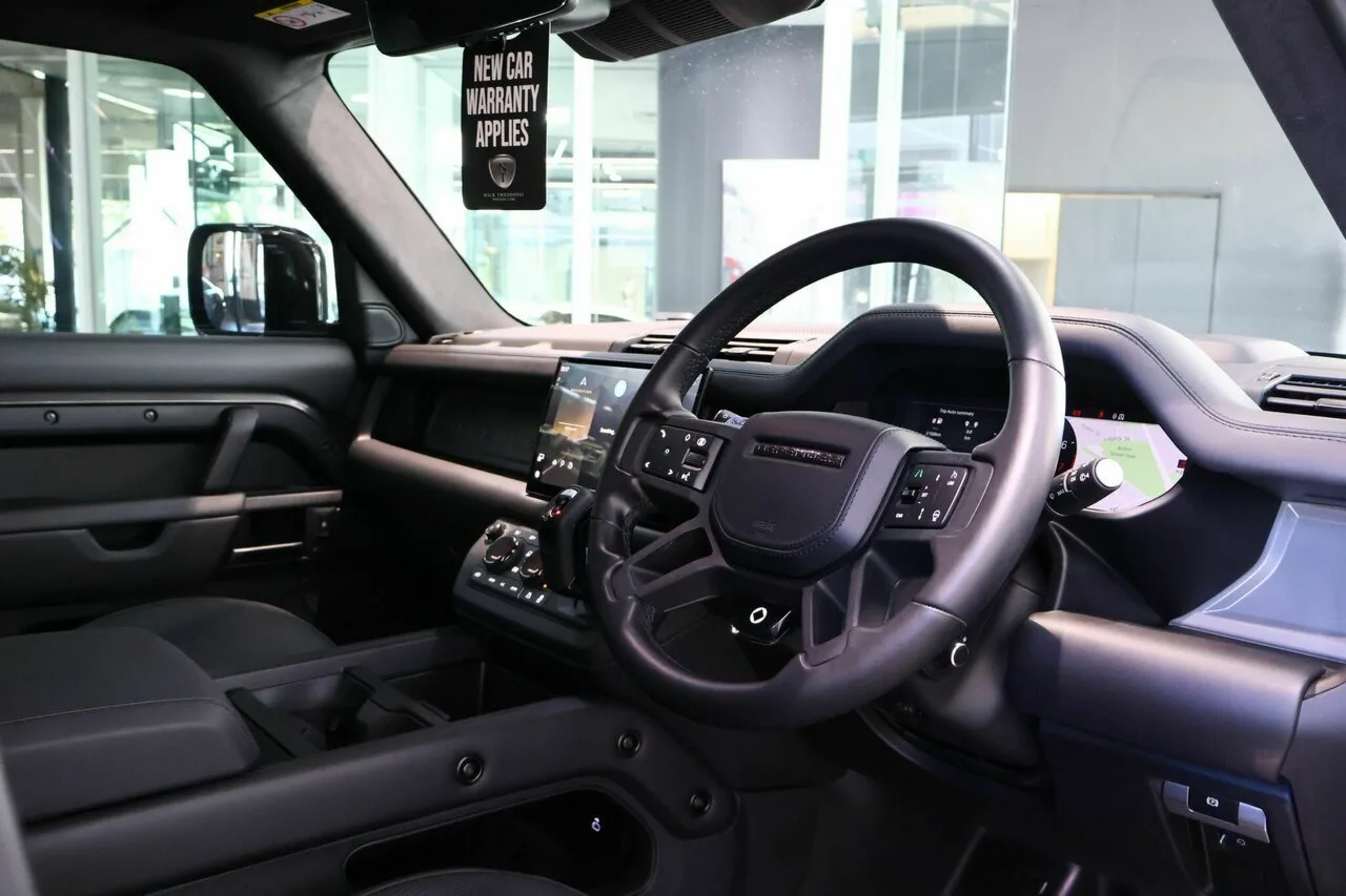 2025 Land Rover Defender 110 P635 AWD OCTA L663 26MY, photo 3